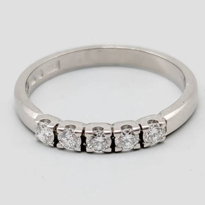 Aliança de casamento em ouro branco 18 quilates com diamantes; 2.43 gr