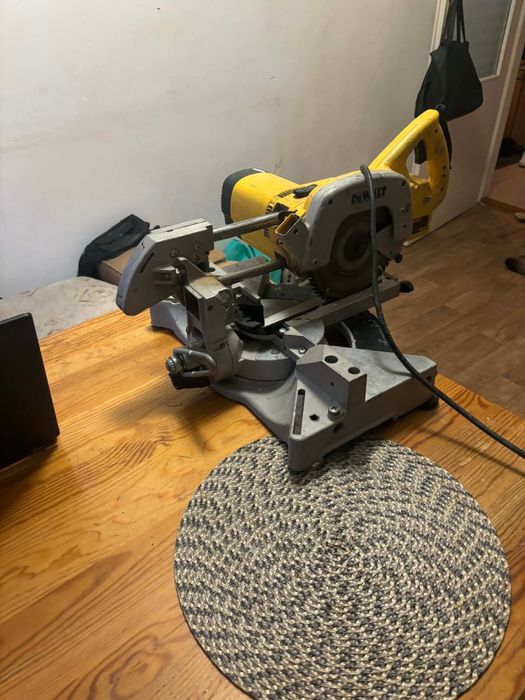 Ukośnica dewalt narzedzia budowlane