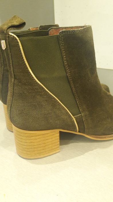 Botins em pele em verde
