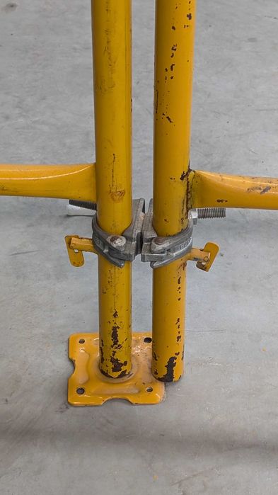 Estrutura em alumínio com andaimes e juntas