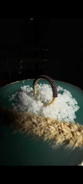 Anel Dourado com Gemas Coloridas – Ajustável e Cheio de Charme!