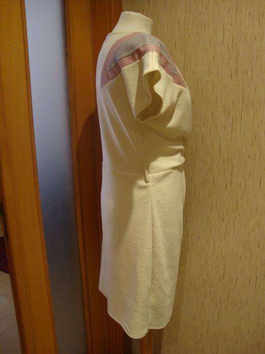 Vestido branco com efeito tipo trespasse no peito