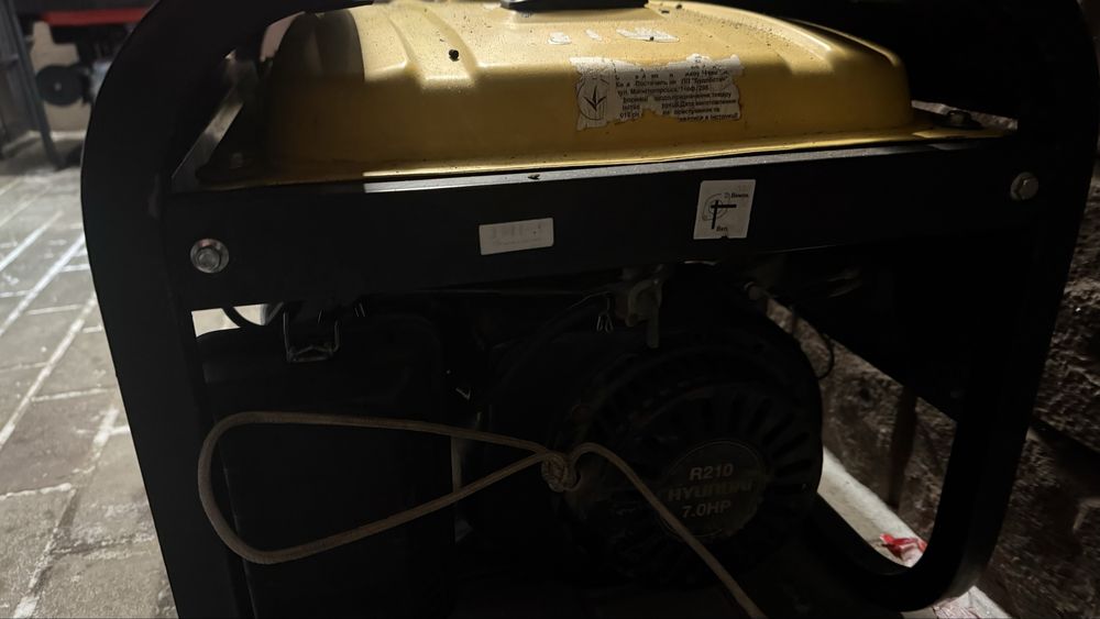 Генератор на бензині