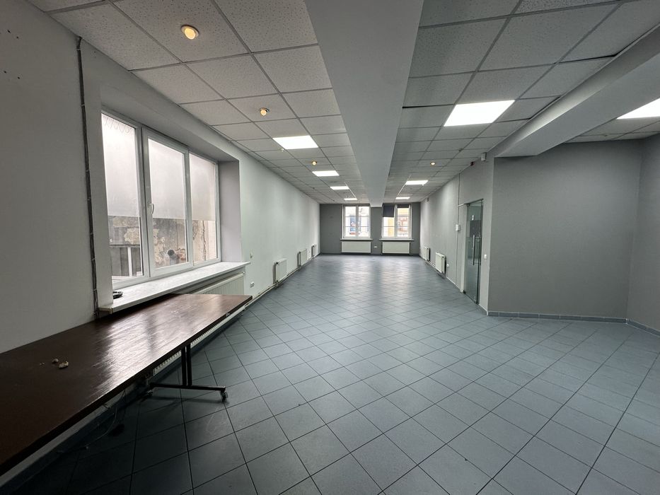 Продам в центрі приміщення офісне