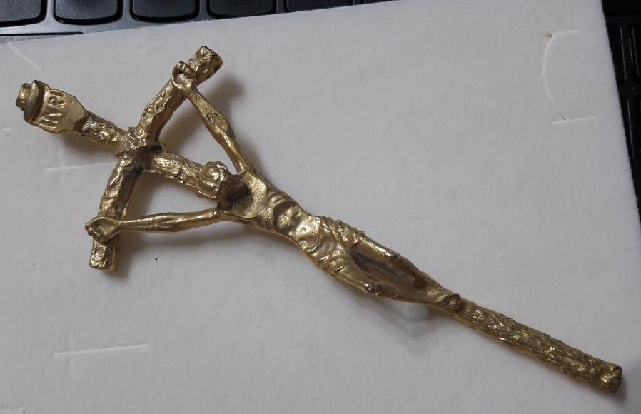 Krzyż do powieszenia 14 cm w kolorze złota jest to odlew