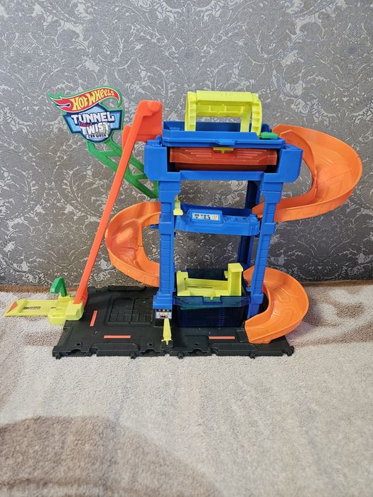 Hot Wheels CITY Автомийка: Шалені віражі
