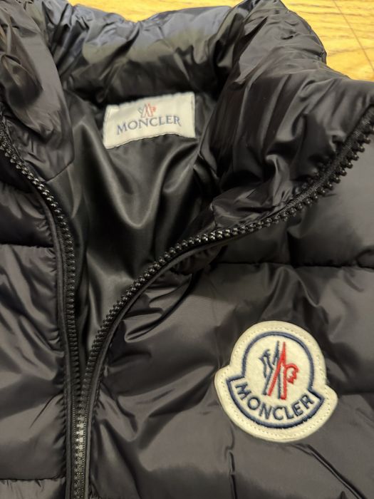 Пуховик бренду Moncler. Moncler