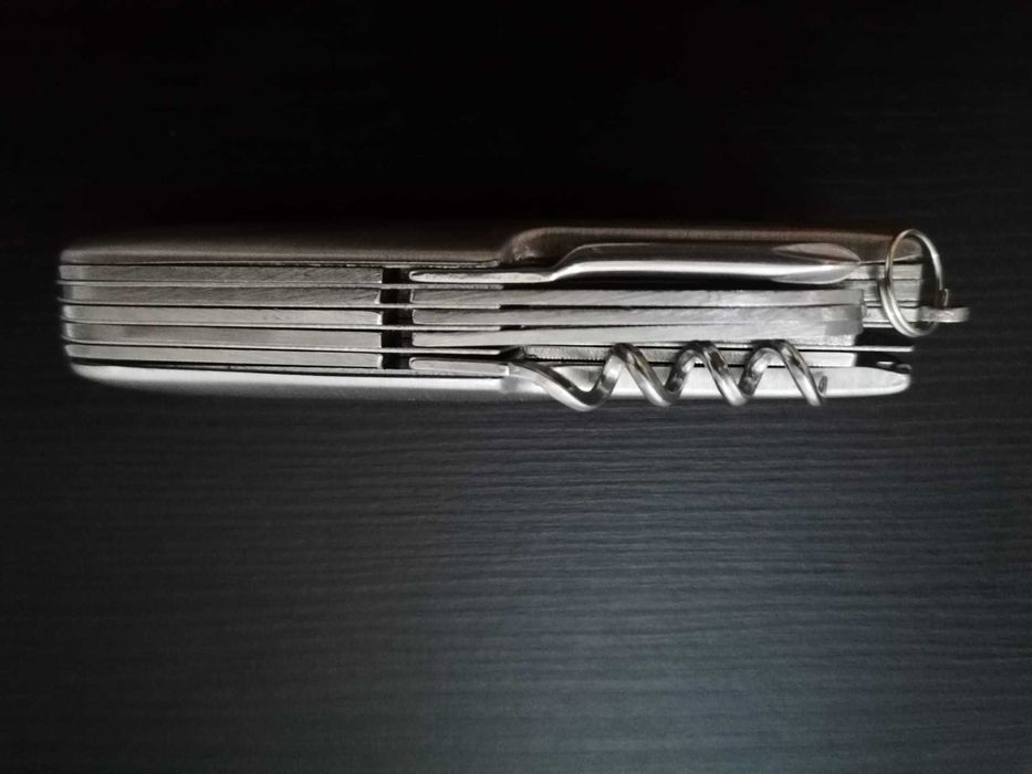 Canivete tipo suíço em aço inox.