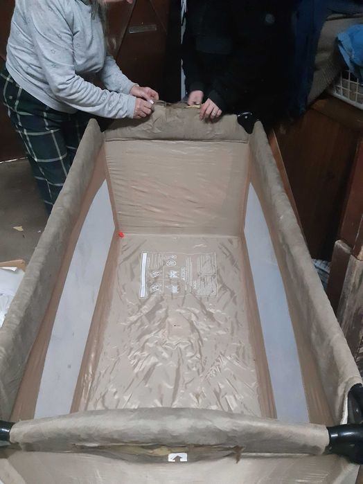 Cama de viagem usada