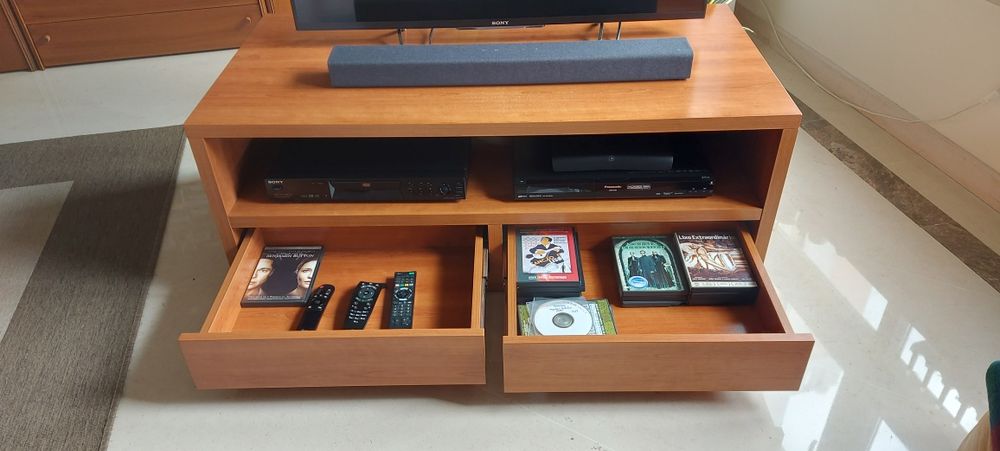 Móvel TV e multimedia em cerejeira
