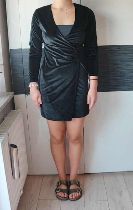 Czarna sukienka welurowa