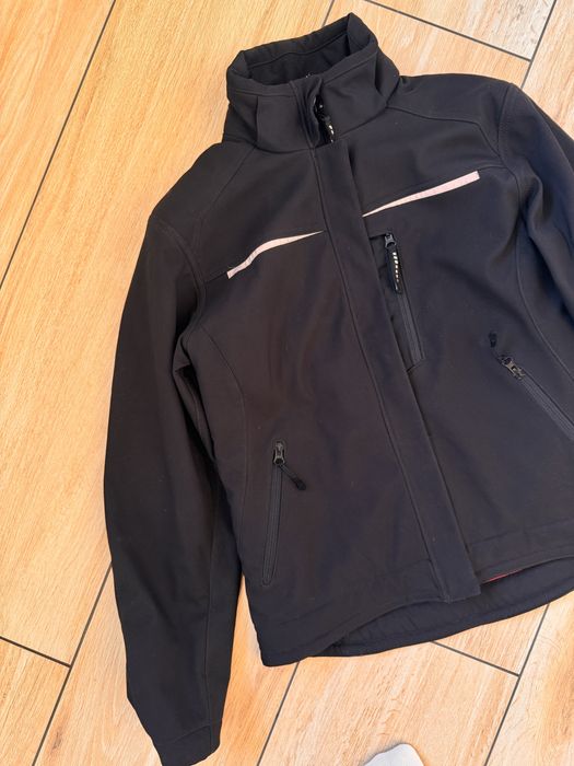 czarna kurtka softshell marki Engelbert Strauss z serii e.s.motion 2020