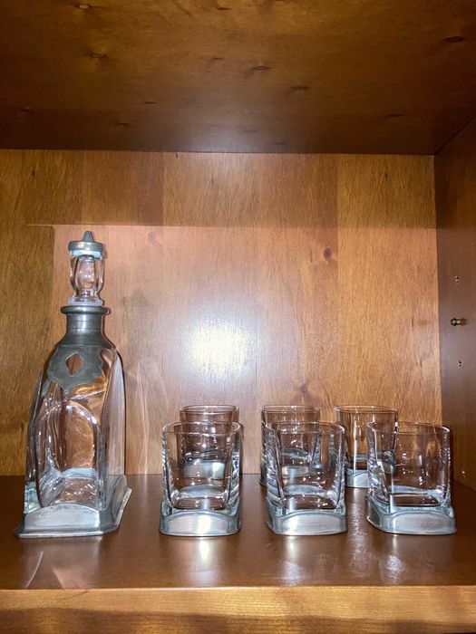 Conjunto de Copos e Garrafa de Whisky c/ Base em Estanho