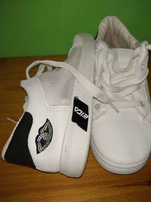 Красовки для дівчинки.