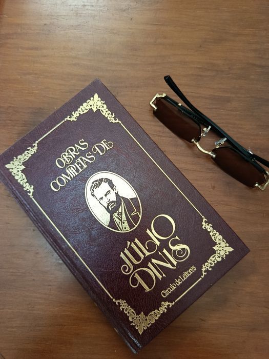 Algumas coleções completas e incompletas de livros com bastantes anos