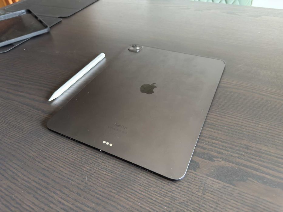 iPad Pro 13” M4 256GB Wi-Fi – COMO NOVO + Apple Pencil Pro + Capa