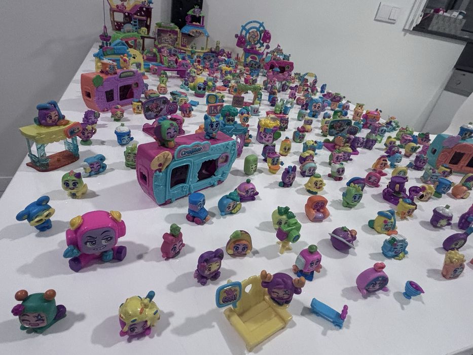 Coleção Mojipops Gigante (250+ Figuras + Casas) – Ideal Presente