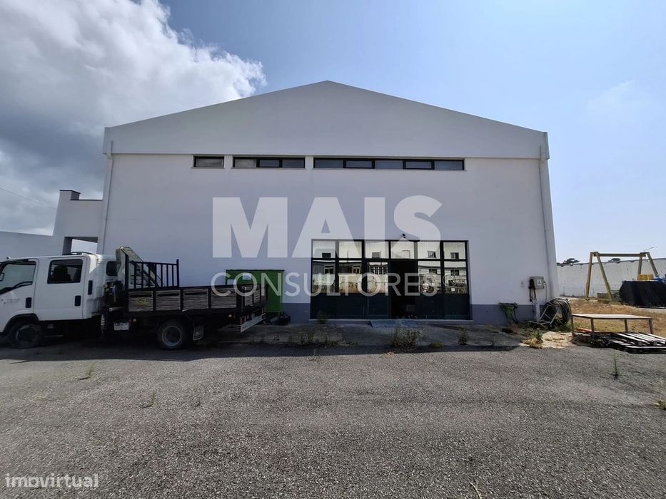 Edifício com Armazém e  Terreno para Expansão em Vila Nova de Santo...