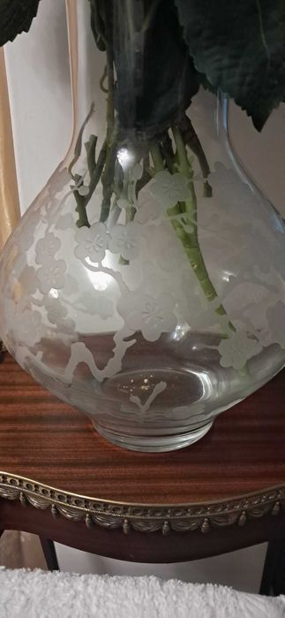 Grande Jarra de Vidro Com Flores em Relevo