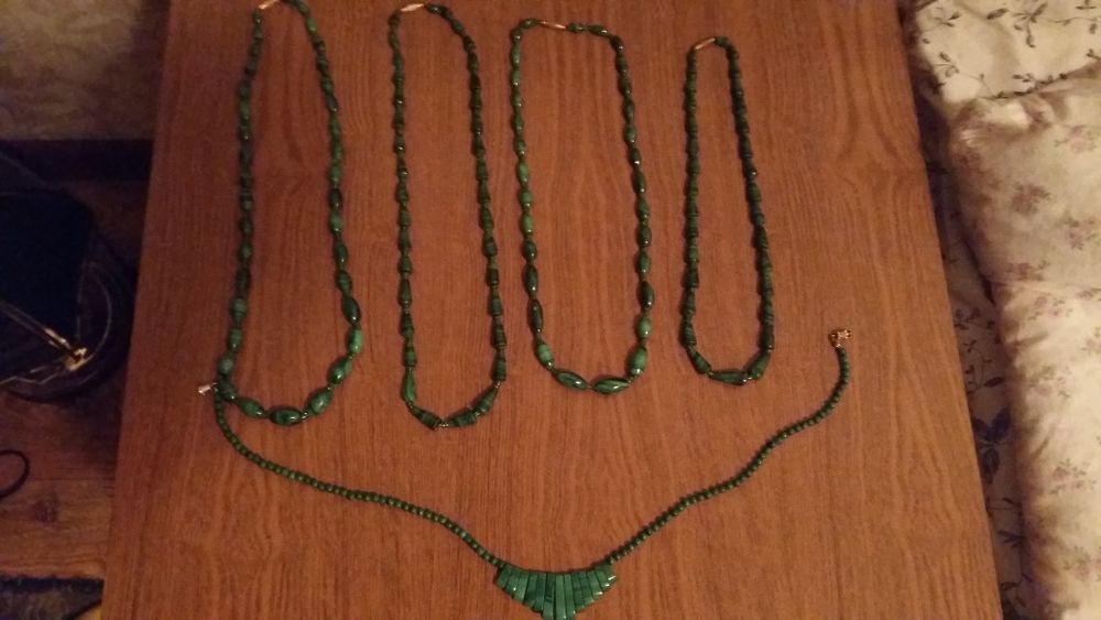 Малахитовые бусы