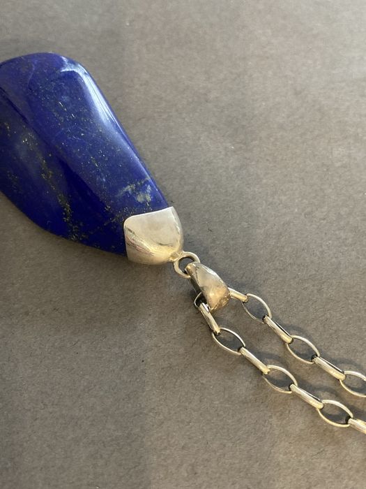 Naturalny lapis lazuli jako wisiorek w oprawce srebrnej