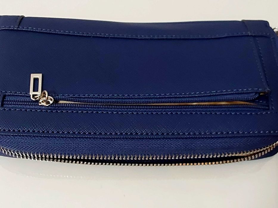 Carteira de Mulher Guess Azul.