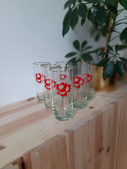 Sprzedam komplet 6 szklanek + jedna gratis PRL szkło