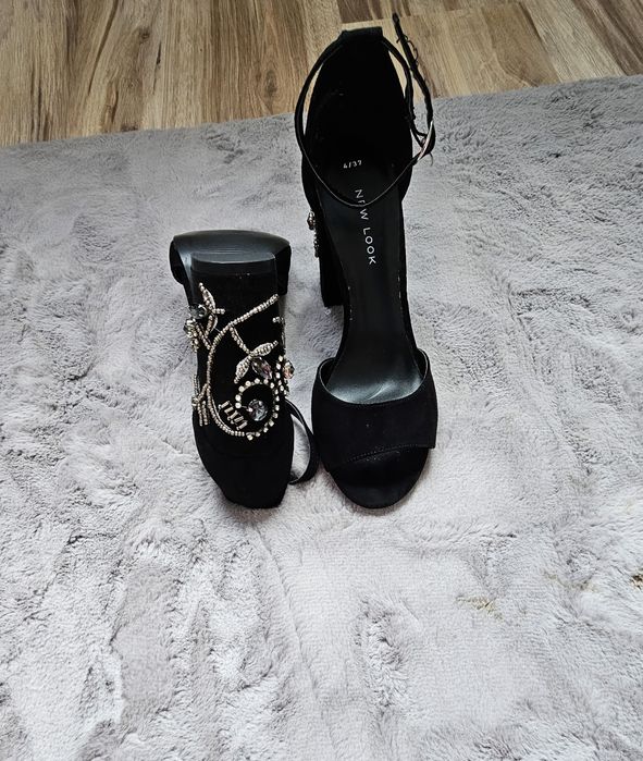 Sandały na słupku z ozdobnym obcasem  New Look