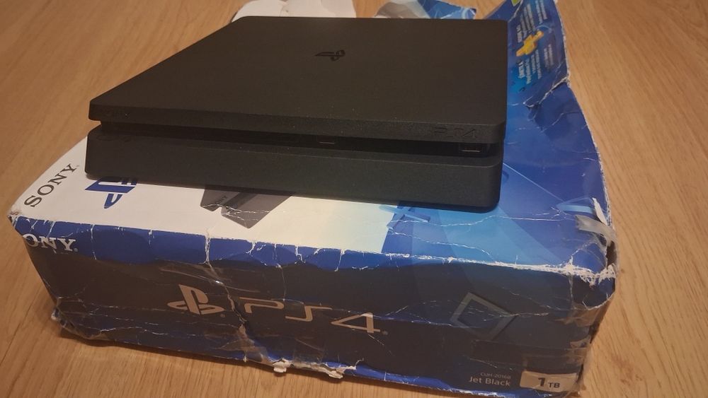 Ps4 slim  1 Tb + cabos + Uncharted 4 edicao especial