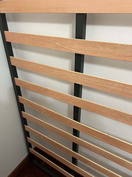 Cama de casal em madeira maciça.