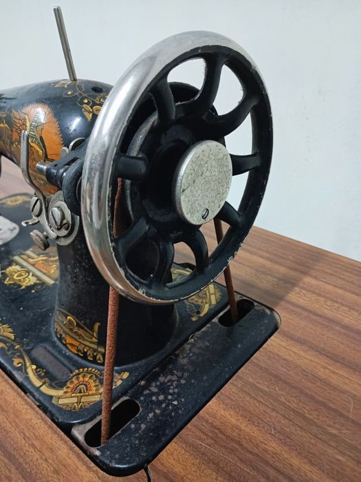 Antiga Máquina de costura marca SINGER a funcionar perfeitamente, 
Exe