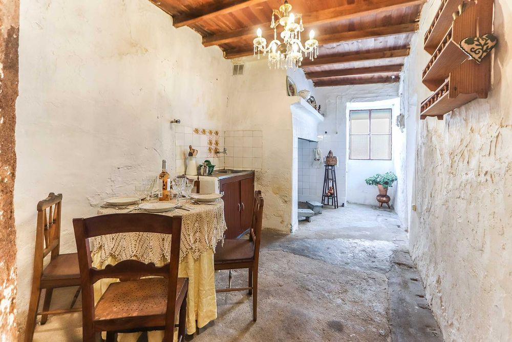 Duas casas no Alto Alentejo | 146m² | 49.000€ I Sem espaço exterior | Potencial investimento