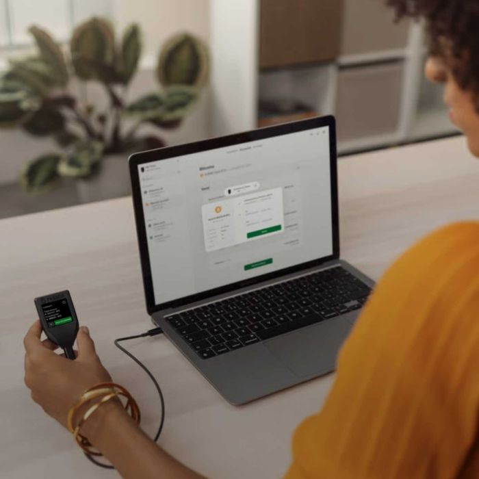 Криптогаманець Trezor Model T. Новий, запакований. Трезор