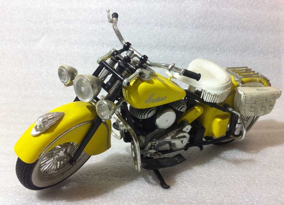 Antiga Mota miniatura ~ "INDIAN CHIEF ROADMASTER" ~ 1/10 ~ Maisto