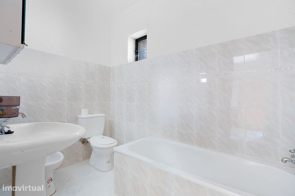 Moradia em pedra isolada com piscina e jardim
