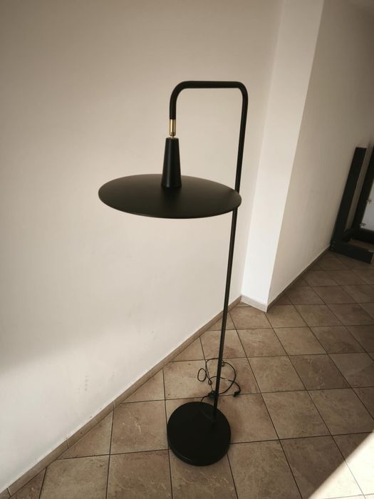 Lampa czarna stojaca