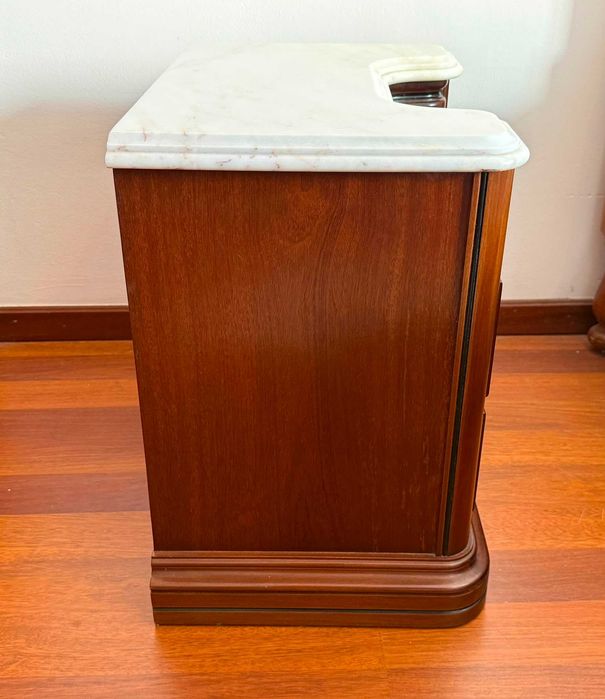 Cama de casal como o colchão e estrato  + duas mesinhas de cabeceiras com tampo de pedra