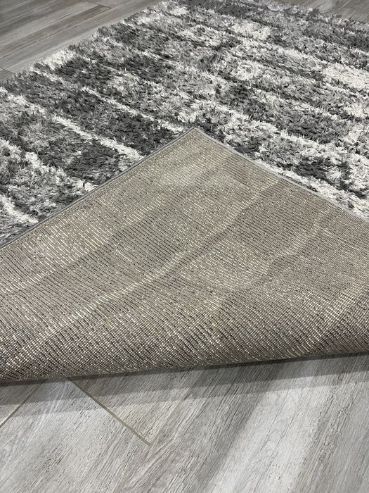 Гарний килим у сірих відтінках