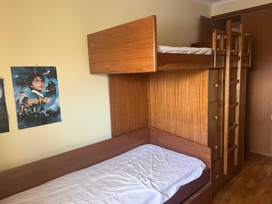 Vendo cama beliches com roupeiro.