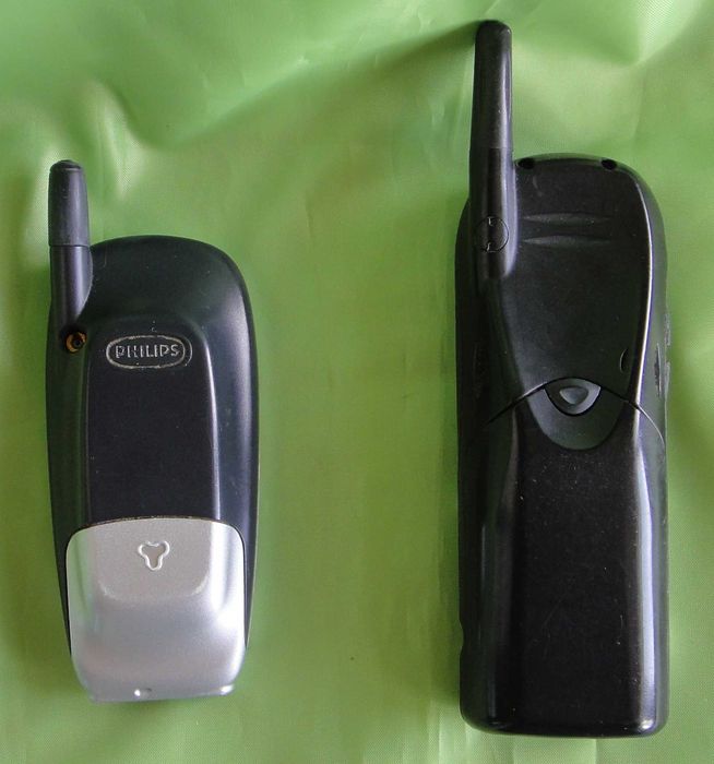 Два старых кнопочных телефона