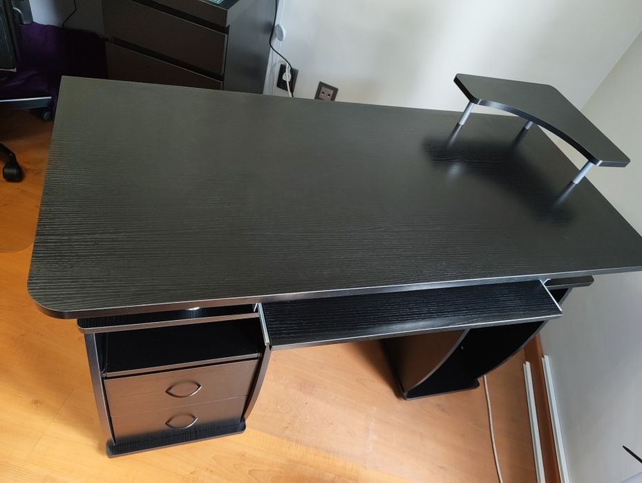 Secretária com espaço para torre de pc - muito bom estado