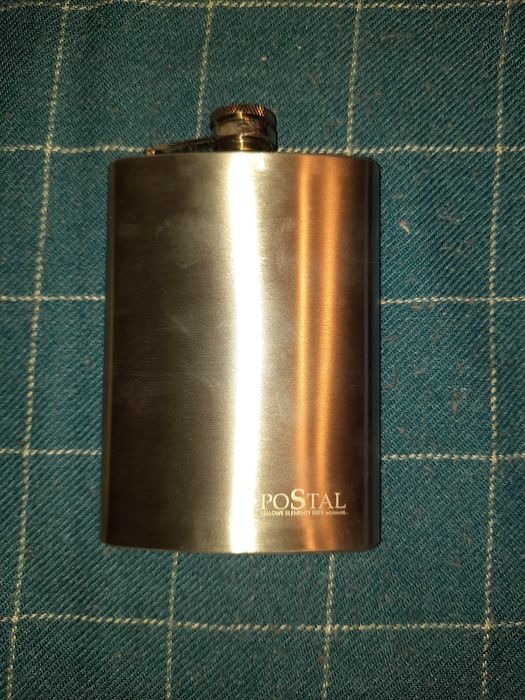 Piersiówka ze stali nierdzewnej.