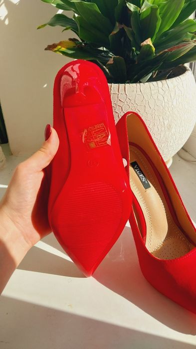 Ярко красные замшевые туфли