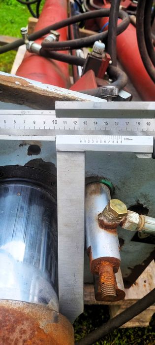 Siłowniki hydrauliczne do podnośnika podposadzkowego.