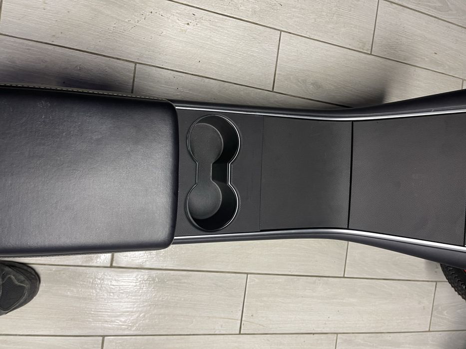 Центральна консоль Tesla model Y/3