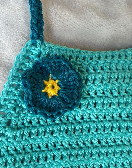 Top na szydełku dla małej elegantki