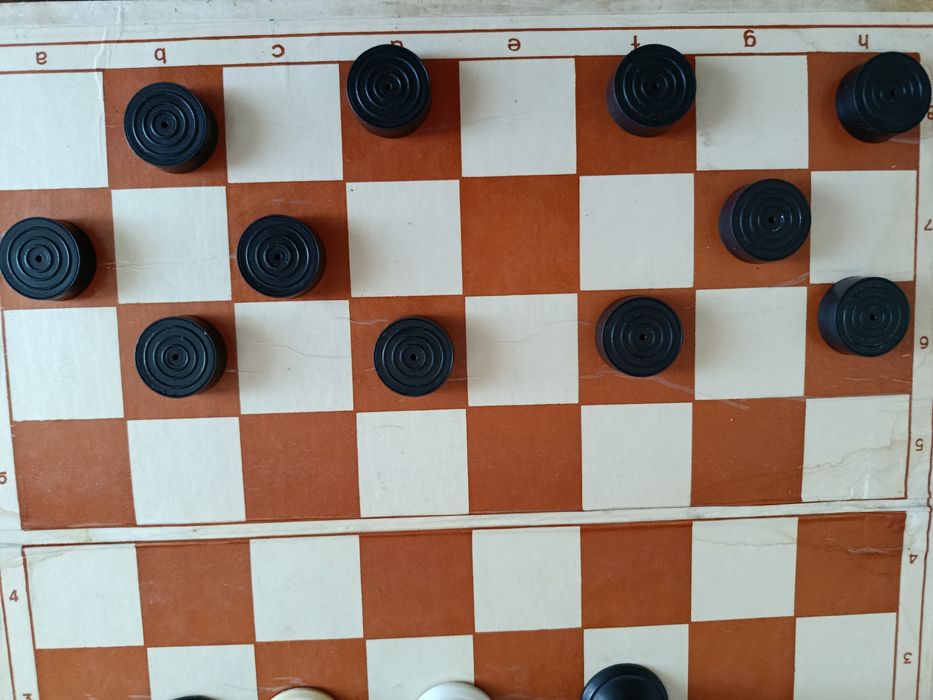 Шахматні фігурки, шашки