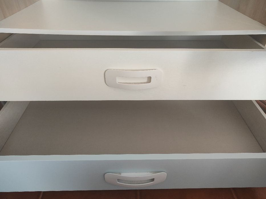 Roupeiro em bom estado