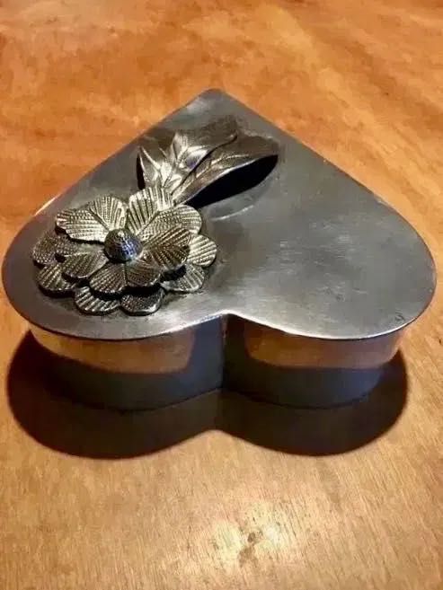 CAIXA CORAÇÃO - J.S.I. - estanho a 97% - anos 80 - 16x14x4,5 cm/s