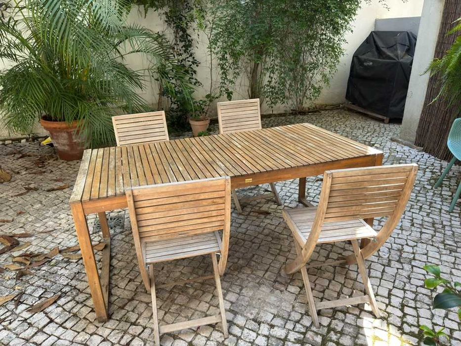 Mesa de terraço vintage com quatro cadeiras de madeira maciça